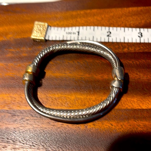 Two toned cable bracelet w/magnetic closure. Stainless steel - Picture 4 of 4